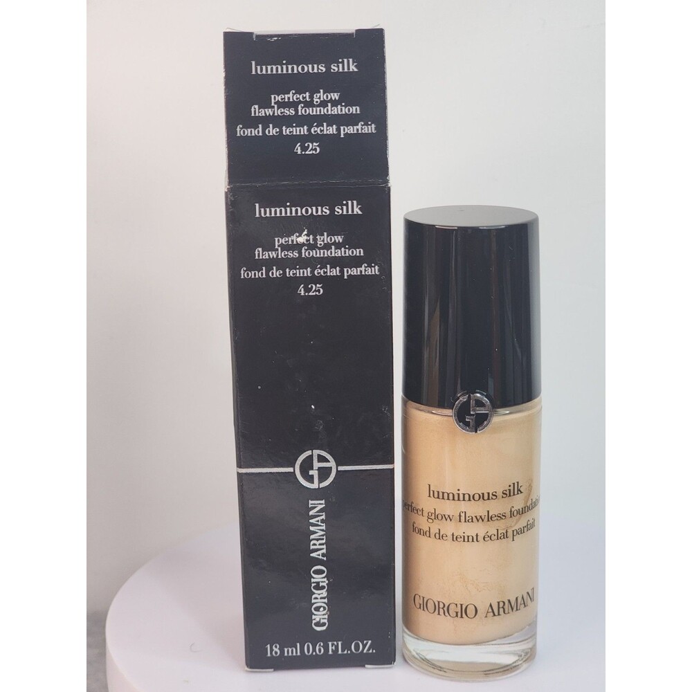 Giorgio Armani Luminous Silk Perfect Glow Flawless Foundation - 4.25 NIB